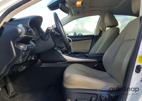 2019 Lexus Is 300 z USA, uszkodzony, nr VIN JTHBA1D25K5091987